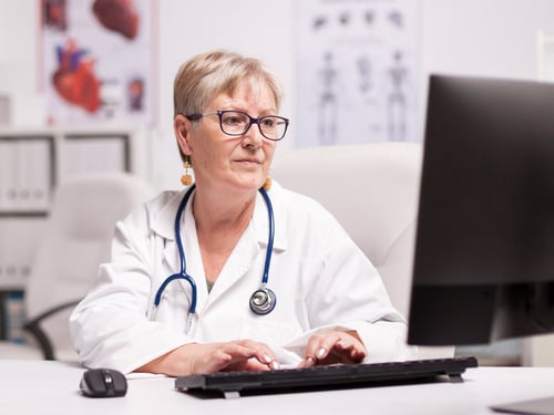 Nurse using EHR System application workflows